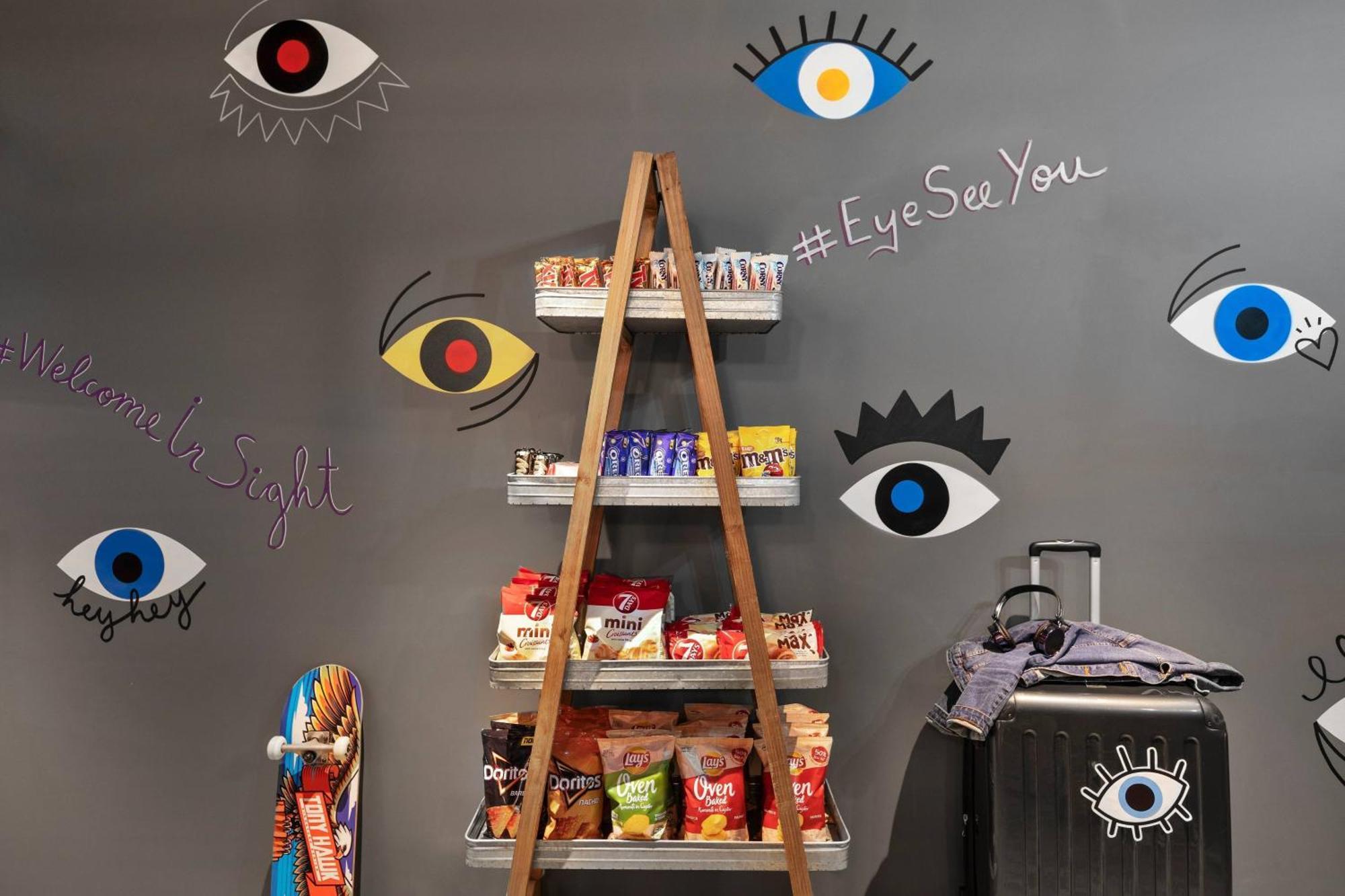 מלון Moxy Old Town 3*